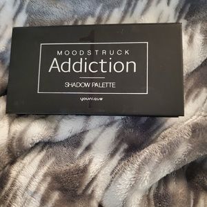 Younique shadow palette